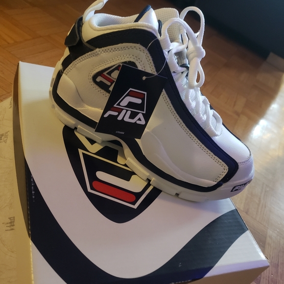 Brand new youth Fila runners size 4 - Picture 1 of 1